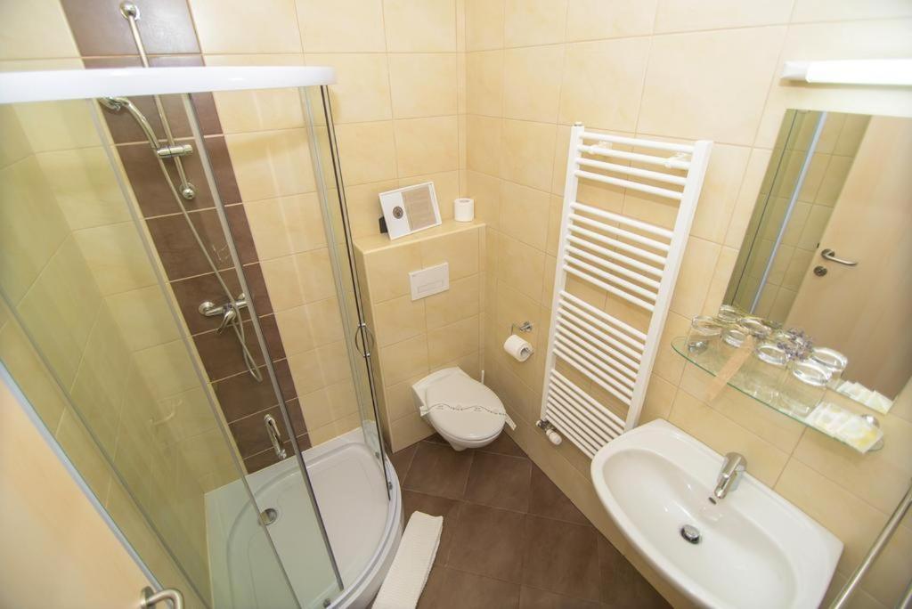 Hotel Oskar Hrib-Loski Potok Exteriör bild